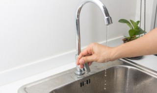 厨房下水道没堵但水总溢出 厨房下水道没堵但水总溢出是开发商的问题